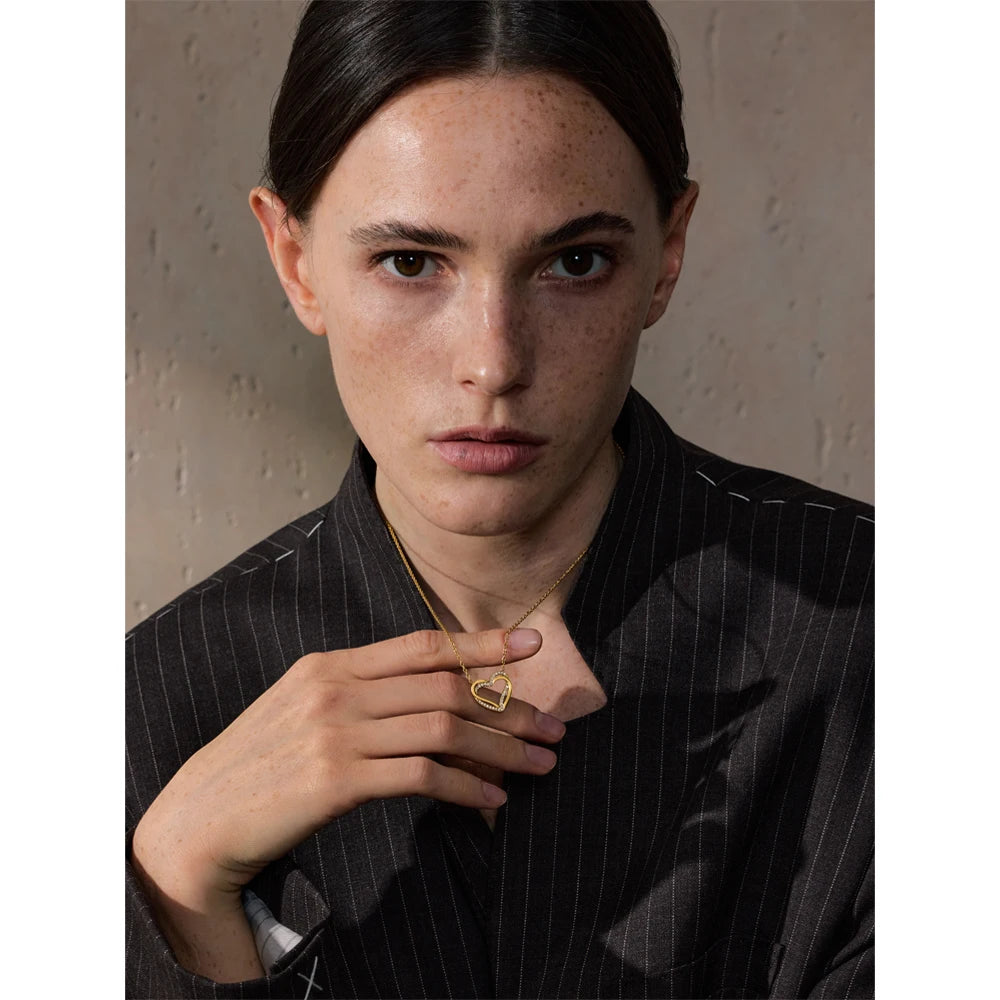 Collar Bañado en Oro 18K o Platino de Corazón Calado con Circonitas — Elegancia Romántica