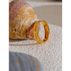 Anillo Floral Grabado Bañado en Oro 18K — Elegancia Minimalista