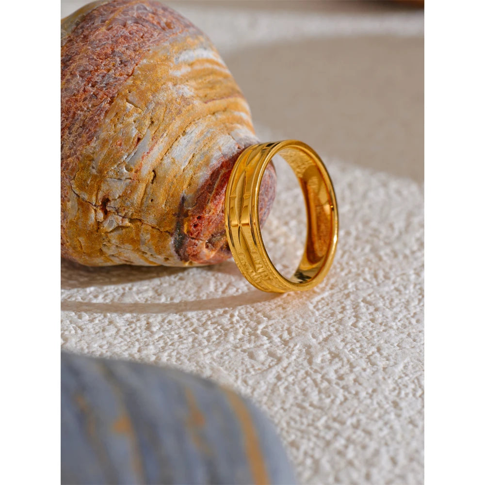 Anillo Floral Grabado Bañado en Oro 18K — Elegancia Minimalista