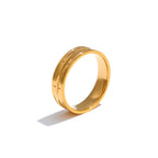 Anillo Floral Grabado Bañado en Oro 18K — Elegancia Minimalista