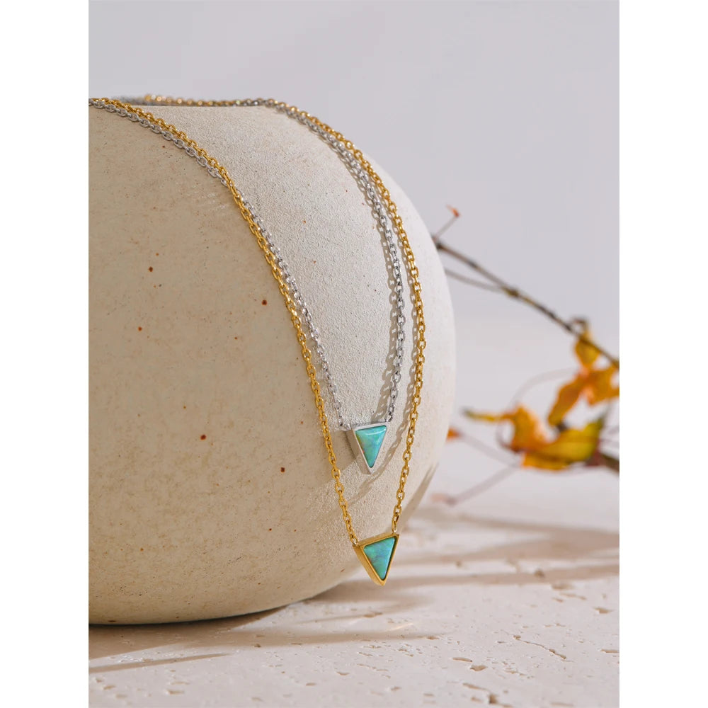 Collar Delicado Bañado en Oro 18K oPlatino de Ópalo Natural con Diseño Triángulo