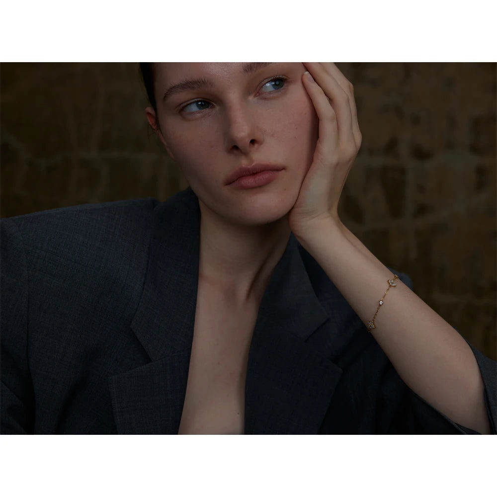 Pulsera Minimalista Floral Bañada en Oro 18K o Platino — Estilo Sofisticado