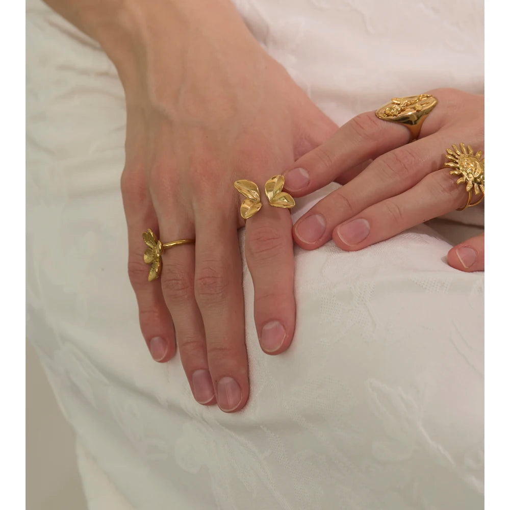 Anillo Floral Ajustable Bañado en Oro 18K o Platino— Elegancia Minimalista