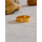 Anillo Floral Grabado Bañado en Oro 18K — Elegancia Minimalista